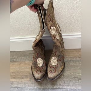 Women’s Ariats boots